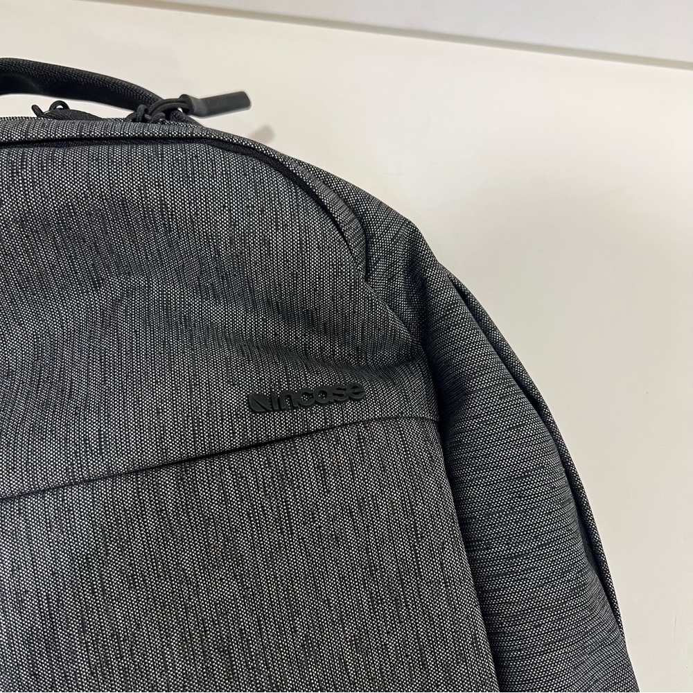 Incase City Compact Backpack for MacBook In Grey Color - New With Tag - Reemoly - Picture 2 of 14